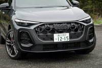 大きなメッシュパターンのグリルが「S」の証し。ただし、グリル内で実際に開口しているのは中央の一部に限られる。