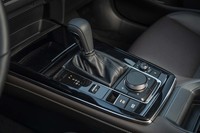 シフトパネルには2層成形技術を採用。光の当たり具合で表情が変化する。(写真はAT車のシフトレバー周辺部)