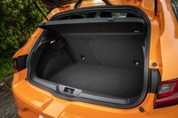 ラゲッジルームは、後席の6:4分割可倒機構によって拡張が可能。トノカバーとラゲッジフックが標準で備わる。