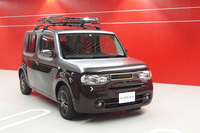 ボディーカラーは「ビターショコラ」をメインに、ベース車両の在庫によってはブラックやホワイト、グレーの車体色にも対応する。オーダーから早ければ3週間程度で納車されるという。