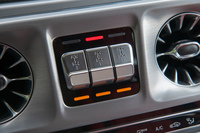 オンロードでの動力性能を追求した「G63」だが、そこは「Gクラス」。悪路での走破性を高める、3つのデフロックやローレンジなどの装備は残されている。