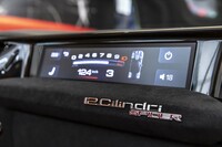 メーターパネル、センターディスプレイのほか、助手席前方には第3のディスプレイ(写真)が備わる。