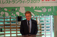 あいさつに立った駐日フランス大使のローラン・ピック氏。