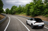 サスペンション形式は、前がマクファーソンストラット式、後ろがトーションビーム式。形式自体はシンプルなものだが、独自のつくり込みによってアルファ・ロメオならではのダイナミクス性能を実現している。