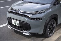 よりSUVらしさを強化したというフロントマスク。グリル内に縦のラインを強調したルーバーが追加された。