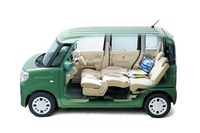 2017年12月にデビューした現行型の「スズキ・スペーシア」。スーツケースをモチーフにしたデザインのほか、広々としたキャビンスペースや多彩なシートアレンジがセリングポイントとなっている。2019年は1月から3月にかけて、軽乗用車の販売台数2位を維持。4月以降は、新型「日産デイズ」にその座を奪われている。