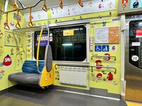 都営浅草線の車内。子育て応援スペースとして、名作絵本『だるまちゃんとてんぐちゃん』の絵がラッピングされていた。イタリアでは類似のアイデアはみられない。