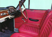 「コンパーノ ベルリーナ デラックス」のインテリア。ファミリーカー向けの小型セダンながらスポーティーな雰囲気で、カタログには「スポーツカーと間違えないでください」と記されていた。変速機は4段MTで、標準はコラムシフトだがフロアシフトもオプション設定されていた。