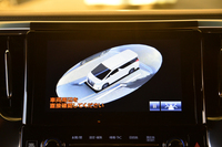 写真のように自車を外から見下ろしたような映像が得られる、最新のパノラミックビューモニターが用意される。