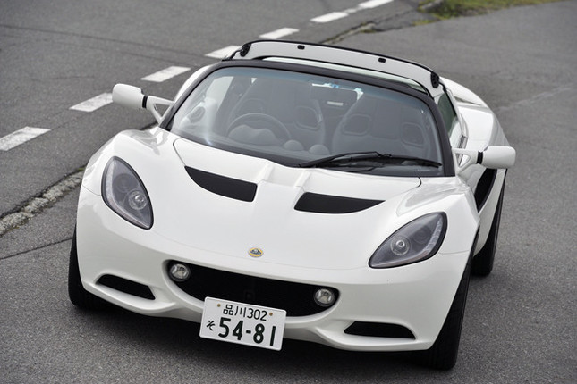 【スペック】全長×全幅×全高=3800×1720×1130mm/ホイールベース=2300mm/車重=950kg/駆動方式=MR/1.8リッター直4DOHC16バルブ スーパーチャージャー付き(220ps/6800rpm、25.4kgm/4600rpm)/価格=610万円(テスト車=713万4000円/ツーリングパック=38万7000円/スポーツパック=38万7000円/プレミアムペイント<アスペンホワイト>=26万円)