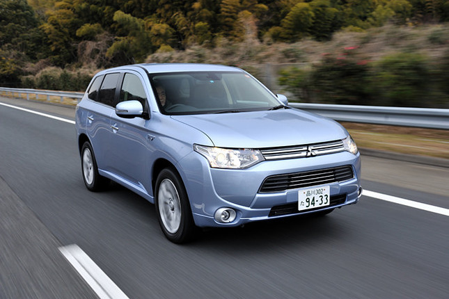 【スペック】全長×全幅×全高=4655×1800×1680mm/ホイールベース=2670mm/車重=1840kg/駆動方式=4WD/2リッター直4DOHC16バルブ(118ps/4500rpm、19.0kgm/4500rpm)+交流同期電動機<前>(82ps、14.0kgm)+交流同期電動機<後ろ>(82ps、19.9kgm)/プラグインハイブリッド燃費=67.0km/リッター、ハイブリッド燃費=18.6km/リッター(どちらもJC08モード)/価格=397万8000円(テスト車=425万3100円)