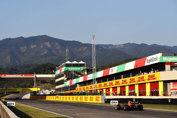 フェラーリがオーナーのムジェッロでは、フェラーリ1000戦目を記念したトスカーナGPが開かれた。F1初開催となった同コースは、起伏に富んだ風光明媚(めいび)な丘陵地につくられており、ダイナミックな複合コーナーなどを持ち合わせた、タフでトリッキーなサーキットとしてドライバーにも好評だった。アレクサンダー・アルボン(写真)は、ここで自身初表彰台となる3位でゴールした。(Photo=Getty Images / Red Bull Content Pool)