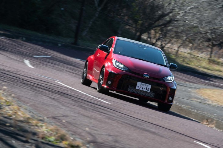 「RZ“ハイパフォーマンス”」は前後アクスルにトルセンLSDを標準装備する。