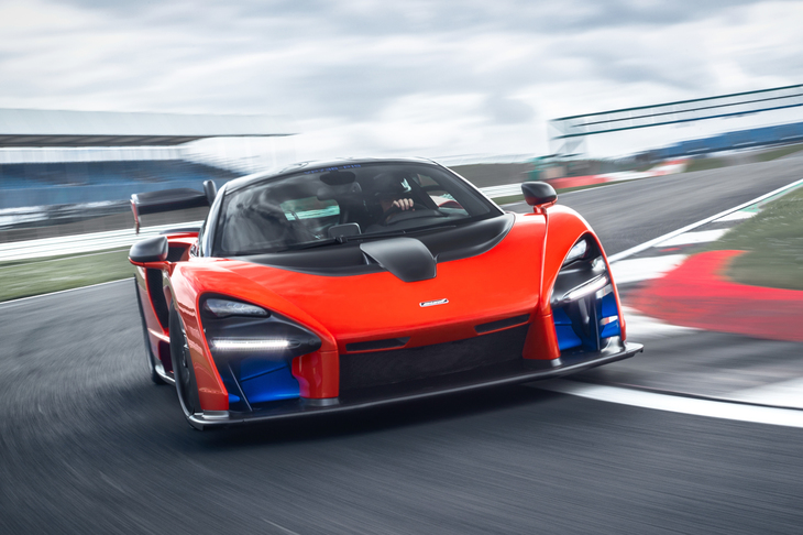 シルバーストーンを疾走する「マクラーレン・セナ」。かつてのアルティメットシリーズ「P1」よりもさらに強烈なパフォーマンスを発揮するとか。テスターはどのような印象を受けたのでしょうか。