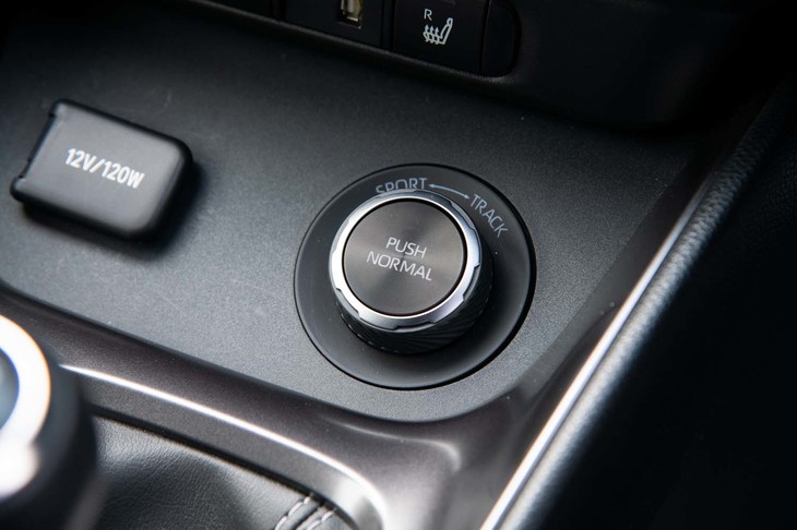 アクティブトルクスプリット4WDの操作ダイヤルはシフトセレクターの前方に付いている。左にひねると「スポーツ」、右にひねると「トラック」に変更され、中央を押し込むと「ノーマル」に戻る。