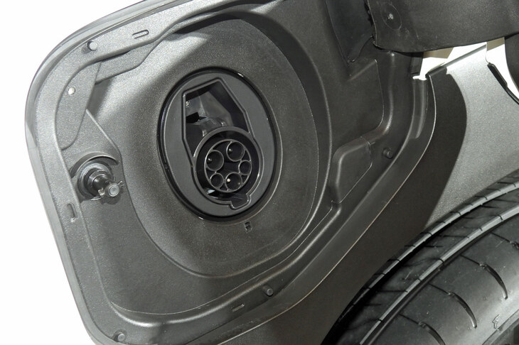 スズキeビターラZ(普通充電口)