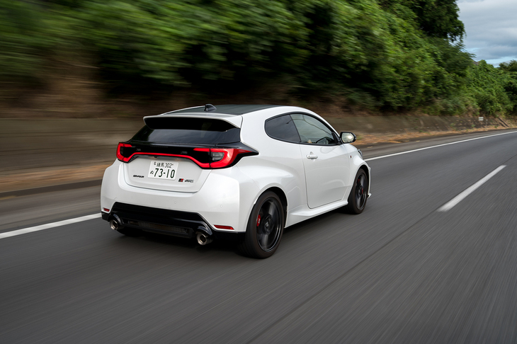 よりリニアな操舵感を求めて電動パワーステアリングの制御を変更。「RZ“ハイパフォーマンス”」ではサーキットを攻め込むことを念頭に限界域での速さとコントロール性を重視した設定としている。