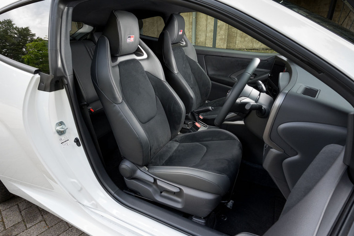 シート高はこれまでよりも25mm下げられ、ヘルメット着用時の居住性を向上。左右のシート間にあった「Developed For FIA World Rally Championship」のプレートがなくなっている。