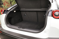 荷室容量は400リッター。後席は6:4の分割可倒式で、積載スペースを拡張できる。