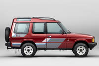 1989年登場の初代「ディスカバリー」。 
	ほった「ルーフラインに段をつけるって、こういうこと?」 
	清水「ここまでわかりやすくなくてもいいんだけど……。『ジムニー ノマド』はなんか、工夫がなさすぎるんだよ!」