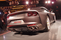 リアビュー。先代モデルにあたる「F12ベルリネッタ」とは異なる、4灯式のリアランプが与えられる。