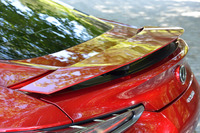 車速80km/h以上で自動的にせり上がるリアウイング。スイッチ操作による立ち上げと格納も可能。