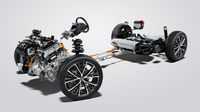 2リッターモデルのパワートレインは、エンジンともどもモーターも1.8リッターモデルより高出力化。システム出力は従来型の実に1.6倍で、0-100km/hは7.5秒となかなかの俊足をみせる。