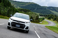 容量17.7kWhの駆動用リチウムイオンバッテリーを搭載し、充電電力のみでも約61kmを走れる。水素ステーションの普及率を考えるとありがたい仕様だ。