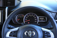 メーターはシルバー装飾のリムで仕切られた2眼式。インフォメーションディスプレイはメーターパネル内ではなく、ダッシュボード中央の上部に設けられている。