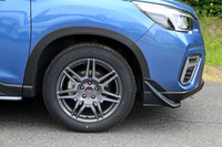 足元はガンメタリックの「STI 18インチアルミホイール」でドレスアップ。ブリヂストンのSUV用タイヤ「デューラーH/Pスポーツ」が組み合わされていた。