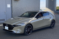 美しいフォルムにオシャレな「ジルコンサンドメタリック」の外板色がよく似合う「マツダ3」の特別仕様車「XDレトロスポーツエディション」。レトロモダンの世界観にスポーティーさを融合させたという内外装がセリングポイントだ。