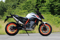 KTMの新たなミドルネイキッドとして2019年のミラノショーで発表された「890デュークR」。日本へは2020年5月に導入された。