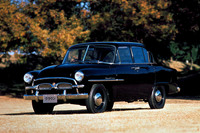 1955年発売の「トヨペット・クラウン」は、トヨタの生産1億台を記念して2000年に登場した「オリジン」のモチーフとなっている。