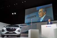 プレゼンテーションにおいて、「フロンクス」の特徴を語るスズキの鈴木俊宏社長。コロナ禍や半導体ショックの影響などもあり、スズキがリアルな会場で新型車をお披露目するのは、実に5年ぶりのこととなった。
