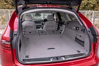 リアシートを倒せば、荷室容量は最大1700リッターになる。2m程度までの長尺物も収容できるという。