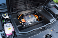 インバーターが隠れていた。普通に乗る限り、オーナーがカバーを外す必要はない。