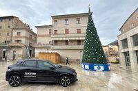 ラインナップはEV版と1.2リッターマイルドハイブリッド版の2本立て。広場でツリーをはさんで右奥にあったのは……。