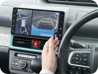 「スマートパノラマパーキングアシスト」の作動画面。並列駐車だけでなく縦列駐車にも対応する。