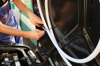 消火に有効な箇所にタイラップで留めるだけの簡単装着が特長のブレイズカット。
(写真協力:FLEX AUTO REVIEW http://www.flexauto.net)