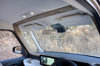 一番前のピラーはウインドスクリーンを支えており、ボディーの剛性は前席に近い2番目が担う。安心感を醸し出すためにその部分だけ色が分けられている。