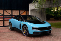2026年5月に発表されたフェラーリ初となる量産型BEV「ルーチェ」。「プロサングエ」に次ぐ2車種目の4ドアモデルで、フェラーリ史上初の5人乗り仕様車だ。最高出力は1050PSで、一充電走行距離は530km以上とアナウンスされている。