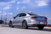 新デザインのLEDテールランプが目を引く「パサート」のリアビュー。外装色は、今回の試乗車で選択されていた「パイライトシルバーメタリック」を含む全4種類の設定となる。