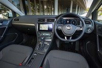 シンプルなつくりのインテリアは、ガソリン車の「ゴルフ」とほとんど同じ。