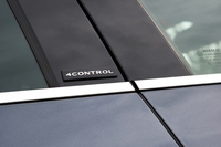 Bピラーに貼られた「4CONTROL」のバッジ。ルノーが「メガーヌ」に採用している四輪操舵機構は、通常時でも60km/h以下と、高めの速度域でも後輪を前輪と逆位相に操舵する点にある。