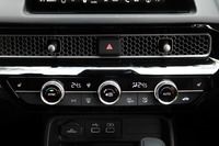 3連のダイヤル式コントローラーが目をひく、空調の操作パネル。人が触れる箇所については、視覚的な上質感はもちろんのこと、操作した際の手応えのよさや心地よさも追求して設計がなされた。