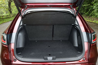 荷室まわりの仕様は非常にオーソドックス。後席は6:4の分割可倒式で、床下にはトノカバーも格納できるフロアアンダーボックスが、側壁には12V・180Wの電源ソケットが設けられている。