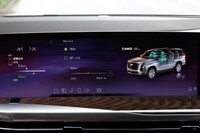 オーディオには28チャンネル・36スピーカーの「AKGスタジオリファレンスシステム」を採用。音がよいのはもちろんのこと、音像(感覚上の音源の位置)を前席と後席から選べたり、音の特性をステレオサウンドとサラウンド3Dサウンドの間で段階的に調整可能だったりと、さまざまな調整機能が備わる。