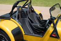 「340R」に装備されるバケットシートは、座るとガッチリわき腹をホールド。運転席のみスライド調整機構が備わる。