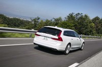 全車速追従機能付きのアダプティブ・クルーズ・コントロールやレーンキーピングエイドは、長距離ドライブの強い味方。道路標識を検知して内容をドライバーに知らせるロード・サイン・インフォメーションも備わる。