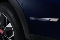 フロントドアにも専用のエンブレムが装着される。